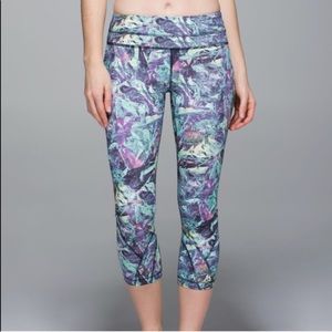 Lululemon Size 2 Glacier Colored Capris